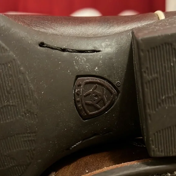 Ariat Yukon brown Legend Spirt boots, bradded cross design on toes. - Picture 7 of 14